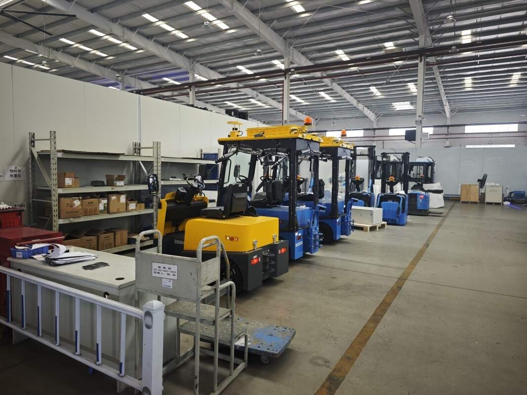 Electric forklift visibility-check routines before reversing in racks(الرقم1) Electric forklift visibility-check routines before reversing in racks(الرقم1)