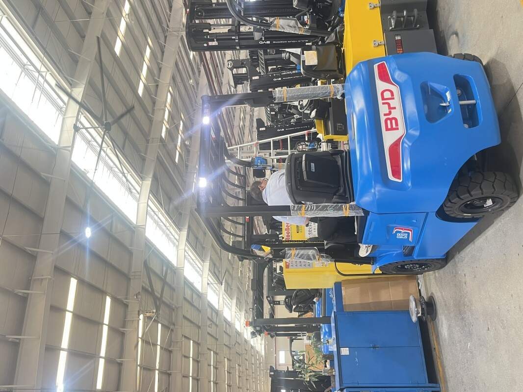 BYD-lithium-ion-counterbalance-forklift-tire-configuration-choices-for-different-warehouse-floor-surfaces(figure1)