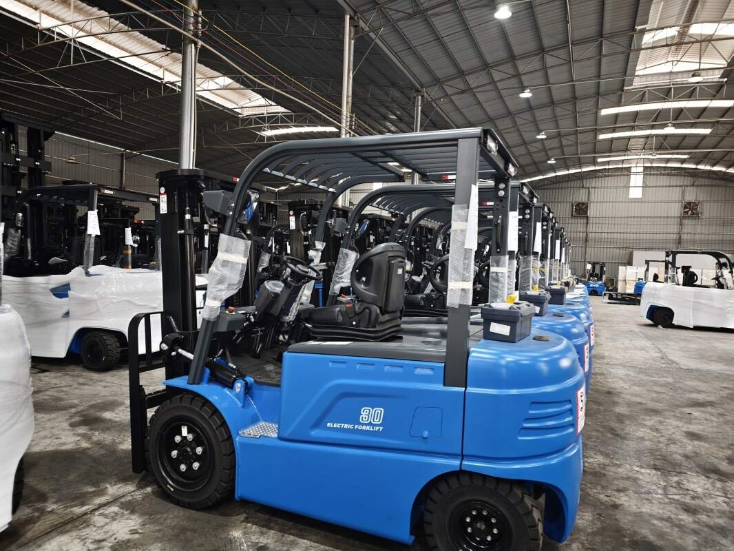 Electric pallet truck operator ergonomics and posture guidance