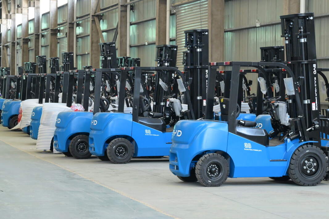 Safe use of attachments on electric counterbalance forklift equipment(figure1) Safe use of attachments on electric counterbalance forklift equipment(figure1)