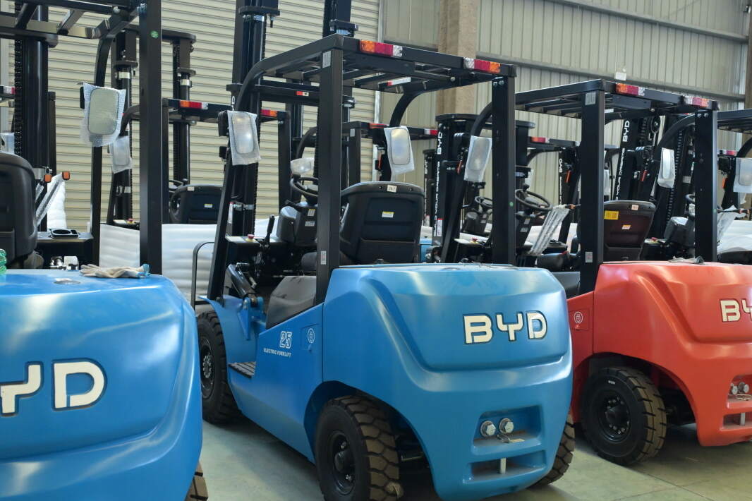 Mirror Placement for Forklift Rear Visib