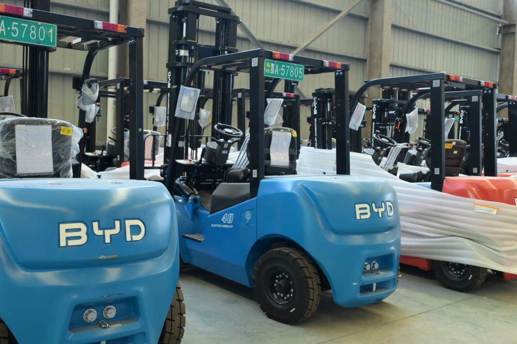 Electric pallet-jack-guidance for beverage-can-warehouse-high-volume-pallet-move