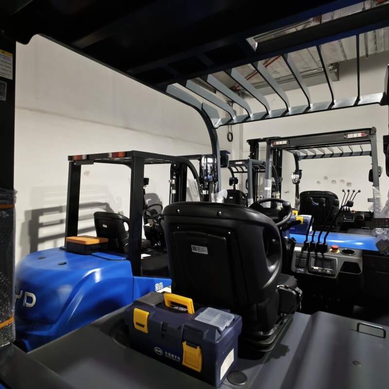 Parameter comparison between integrated-charger and separated-charger electric p