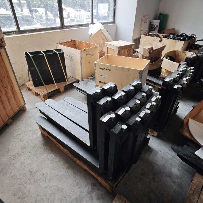 Electric forklift equipped with camera system versus standard model for visibility-sensitive sites(figure1)