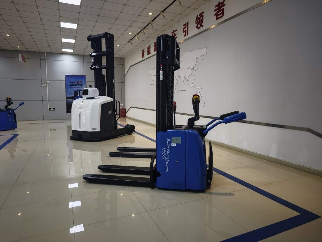 Safe hand-signal and communication practices for electric forklift operations(figure1)