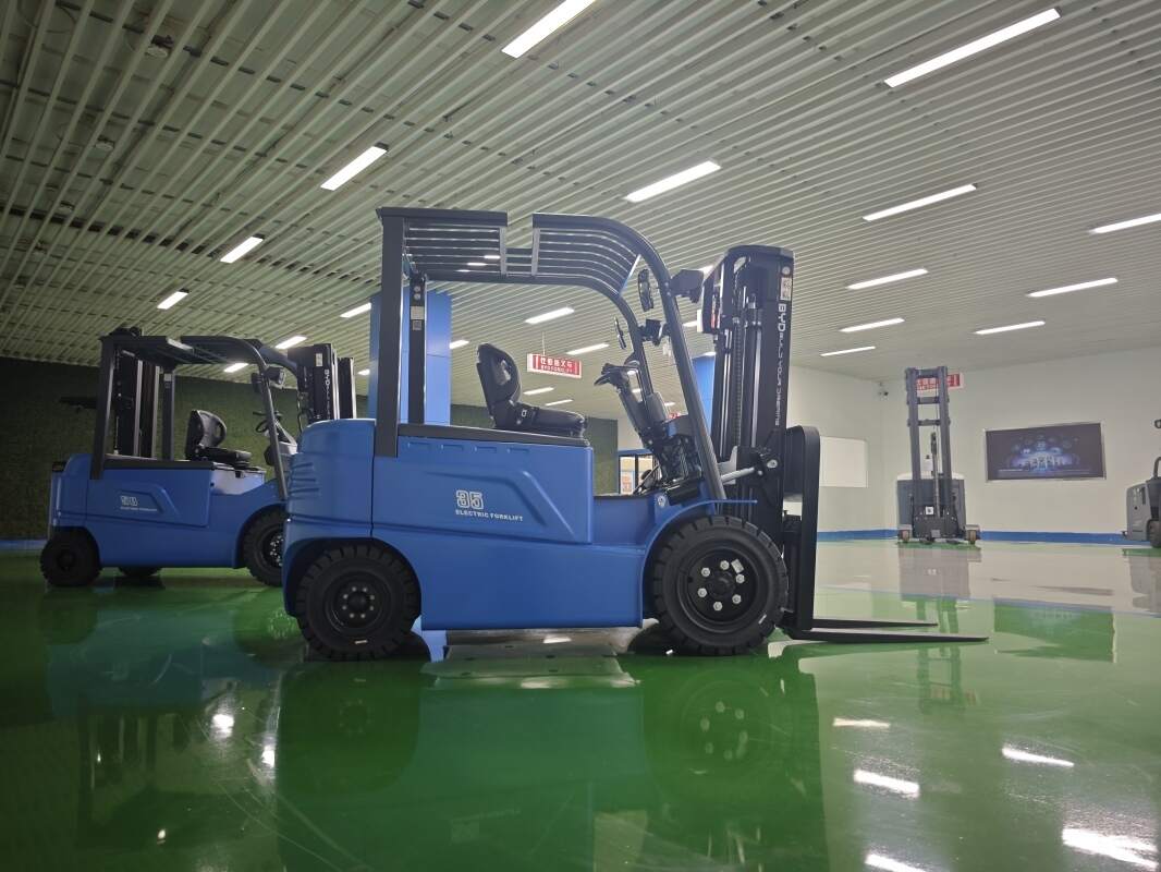 Ground-clearance parameter importance for electric forklifts operating over unev