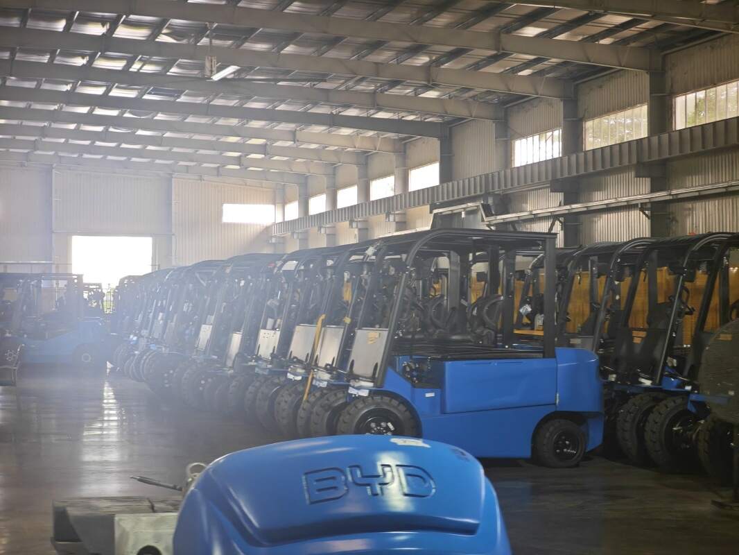 Electric counterbalance forklift versus articulated forklift for very narrow aisle handling(Figura1)