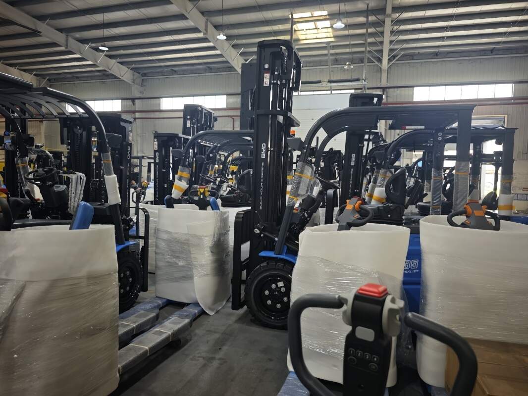 Indoor electric forklift versus rough-terrain electric forklift for mixed warehouse-yard operations(figure1)
