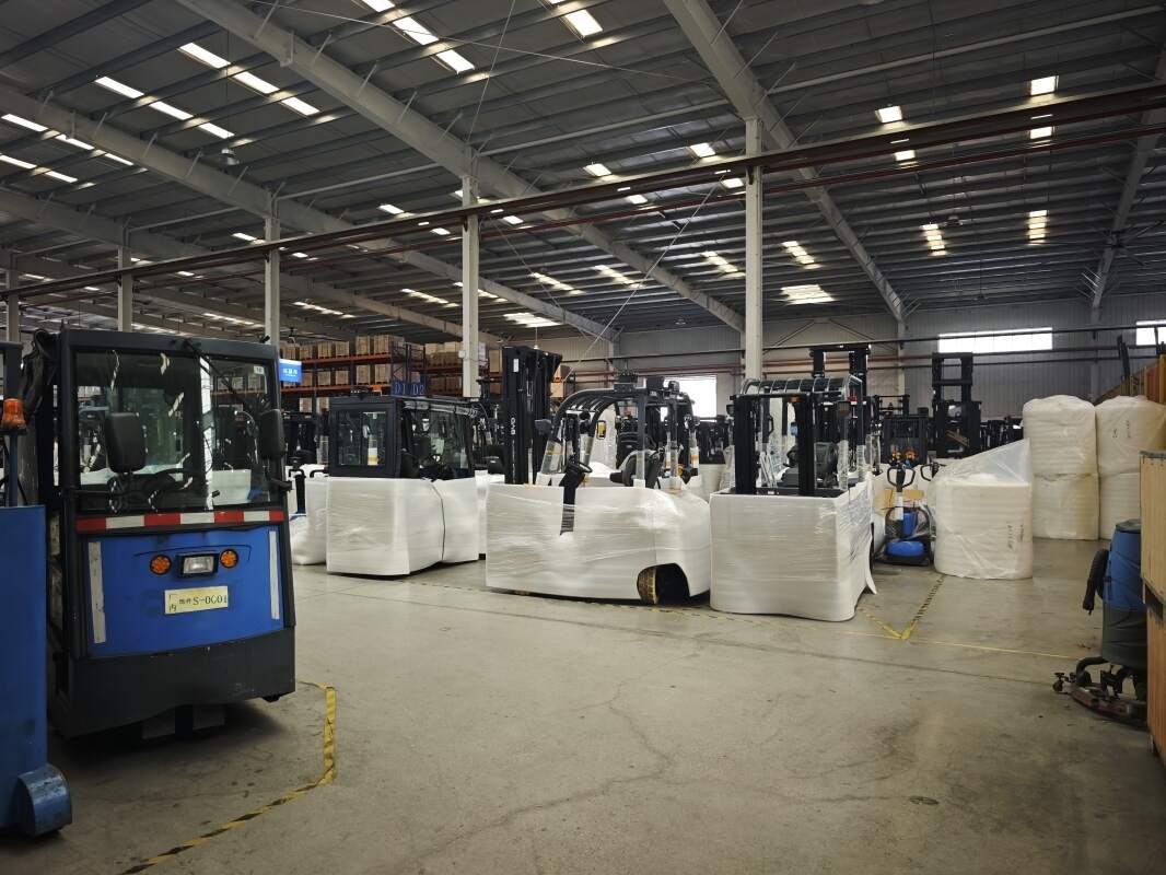 BYD-forklift-application-reference-inside-auto-parts-manufacturing-plant-workshop-material-transfer-tasks(figure1)