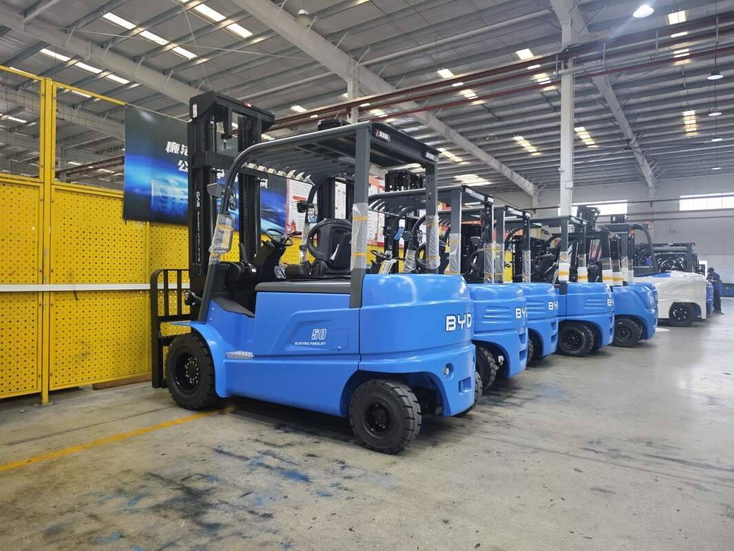 Turning-radius parameter interpretation for compact electric counterbalance forklift units(figure1)