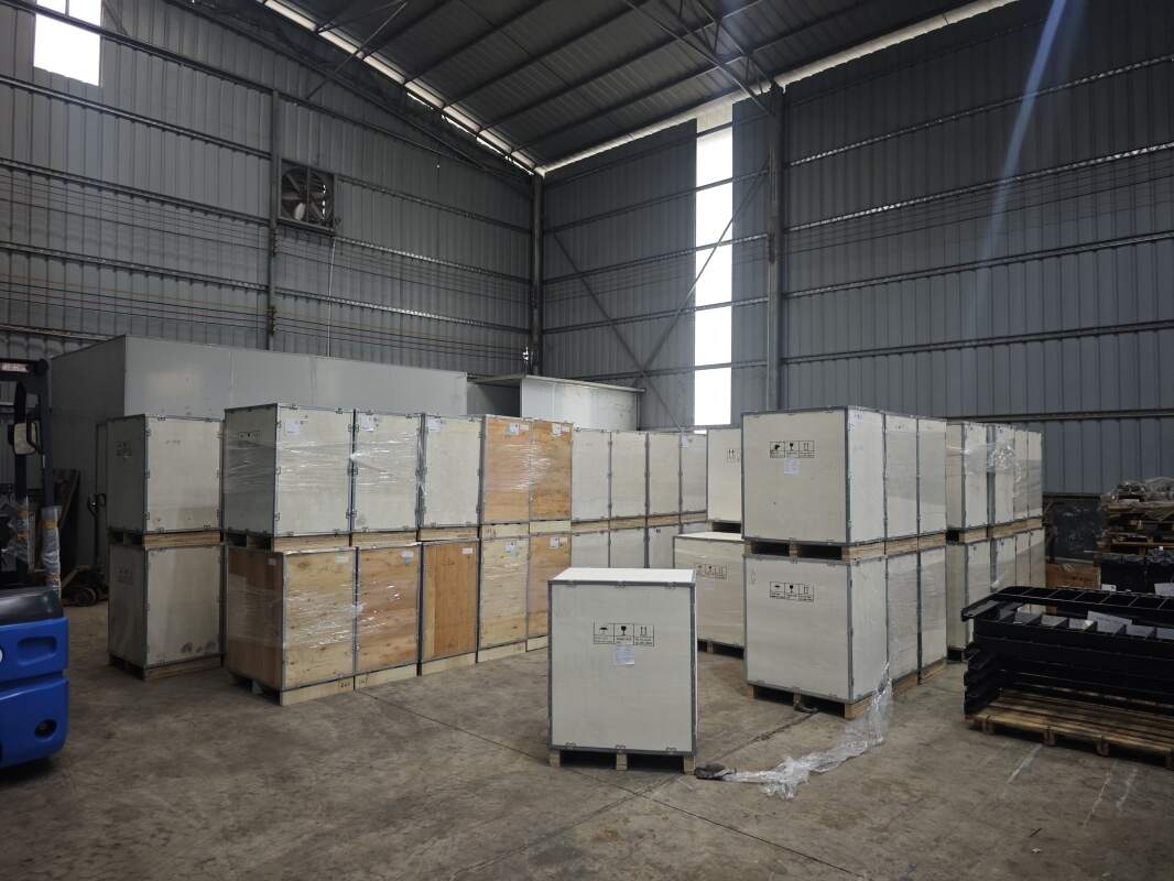 Operator guidance for electric pallet truck operation in crowded zones(figure1)