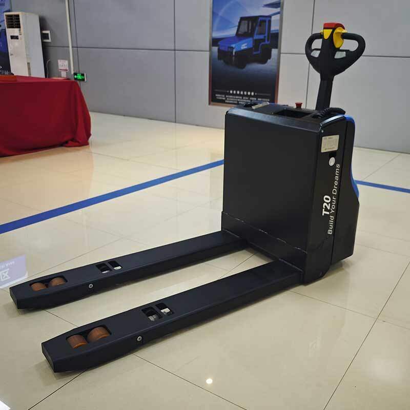 Compact forklift versus warehouse tractor: suited tasks for bulk and short-haul movements(figure1)